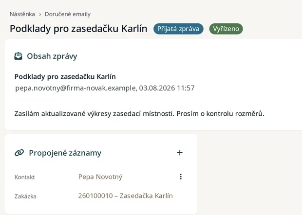 Doručený e-mail zákazníka: předmět, odesílatel a text zprávy, vpravo propojený kontakt a zakázka.